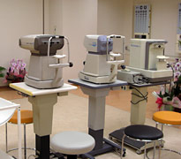 オートレフケラトメーター、ノンコンタクトトノメーター、スペキュラーマイクロスコープの写真